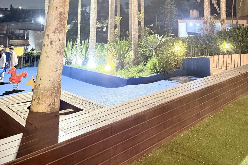 Área externa com play