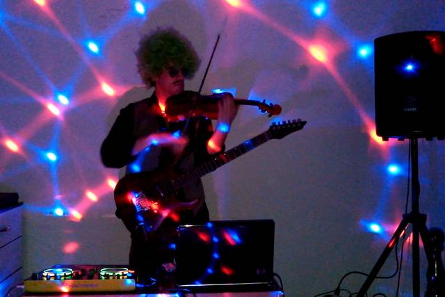 DJ, violino e guitarra