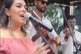 Cerimônia com cantora