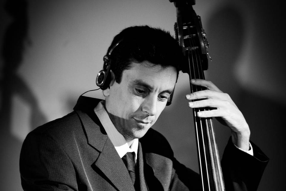 Baixo acústico banda