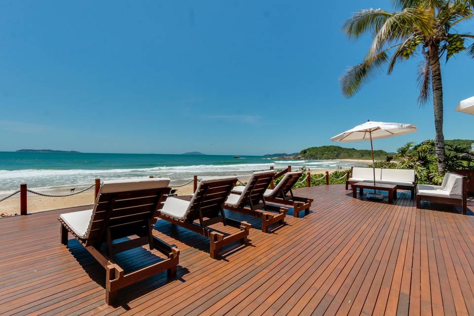 Deck com vista para o mar