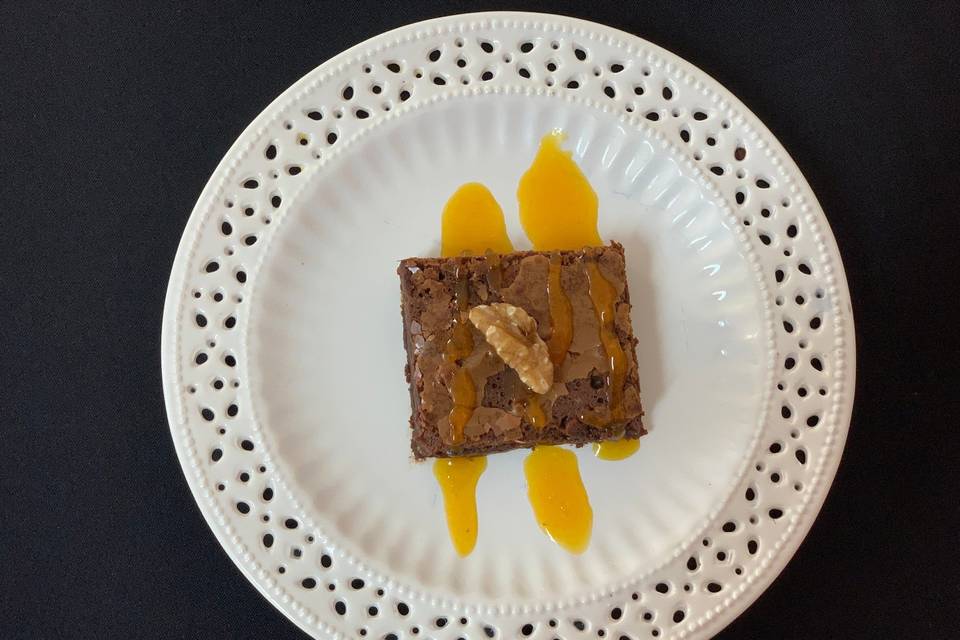 Brownie com calda de laranja