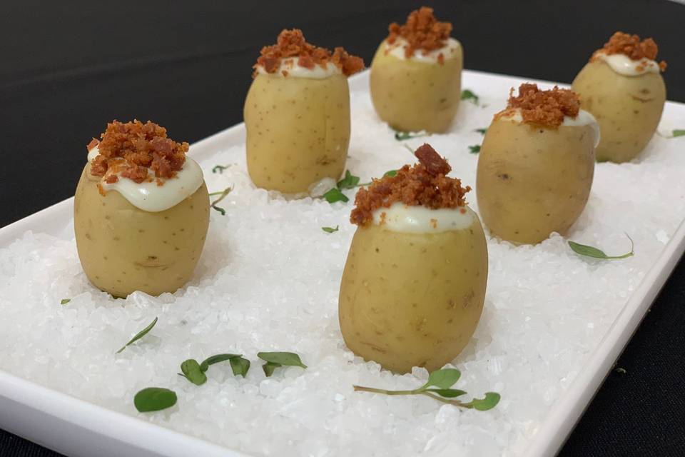 Mini batata com queijo e bacon