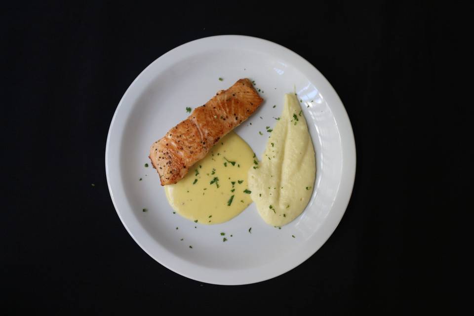 Salmão ao molho hollandaise