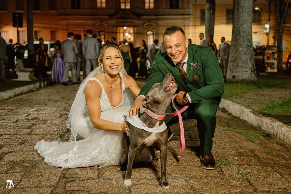 Novos e seu cachorro na saída
