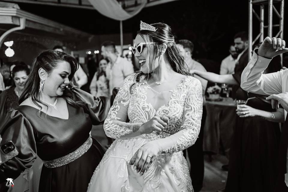 Noiva dançando com a madrinha