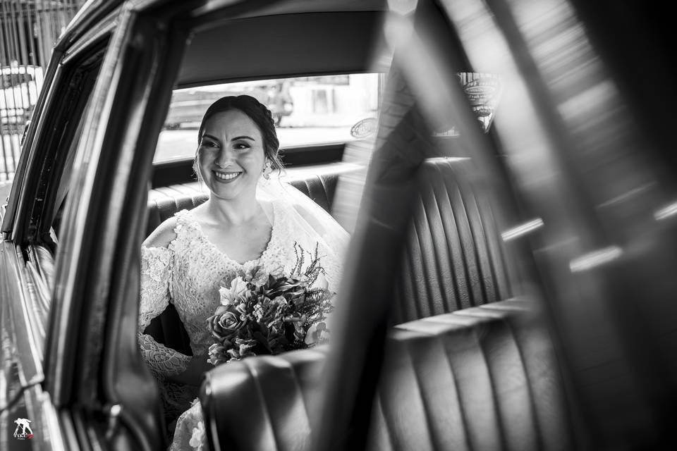 Foto da noiva no carro
