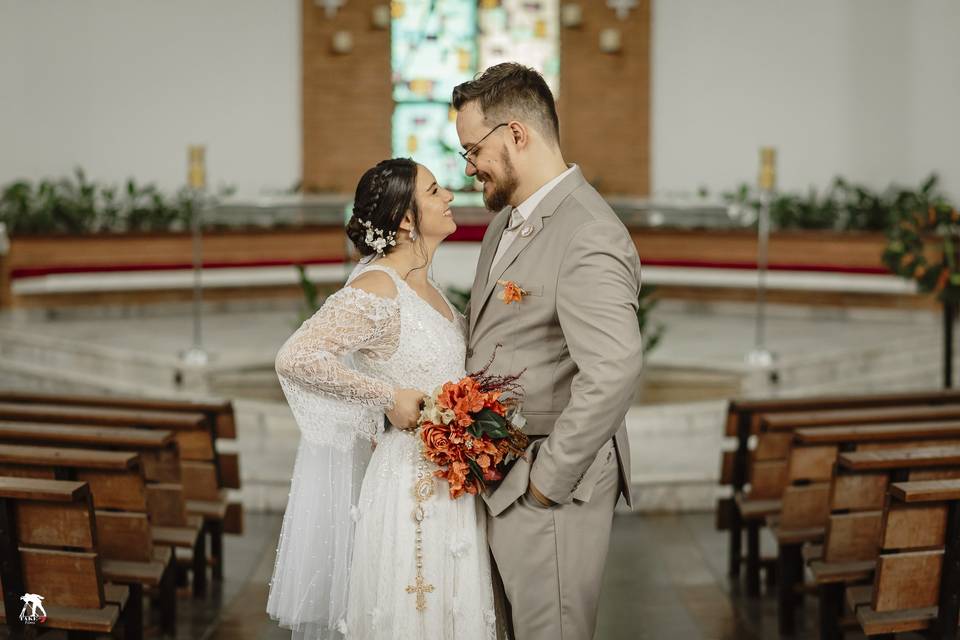 Casal de noivos recém casado