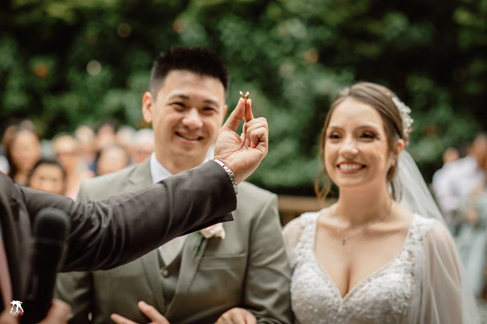 Emoção dos noivos no casamento