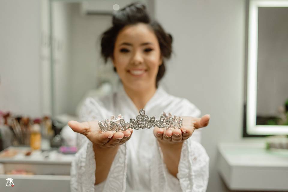 Noiva segurando a tiara