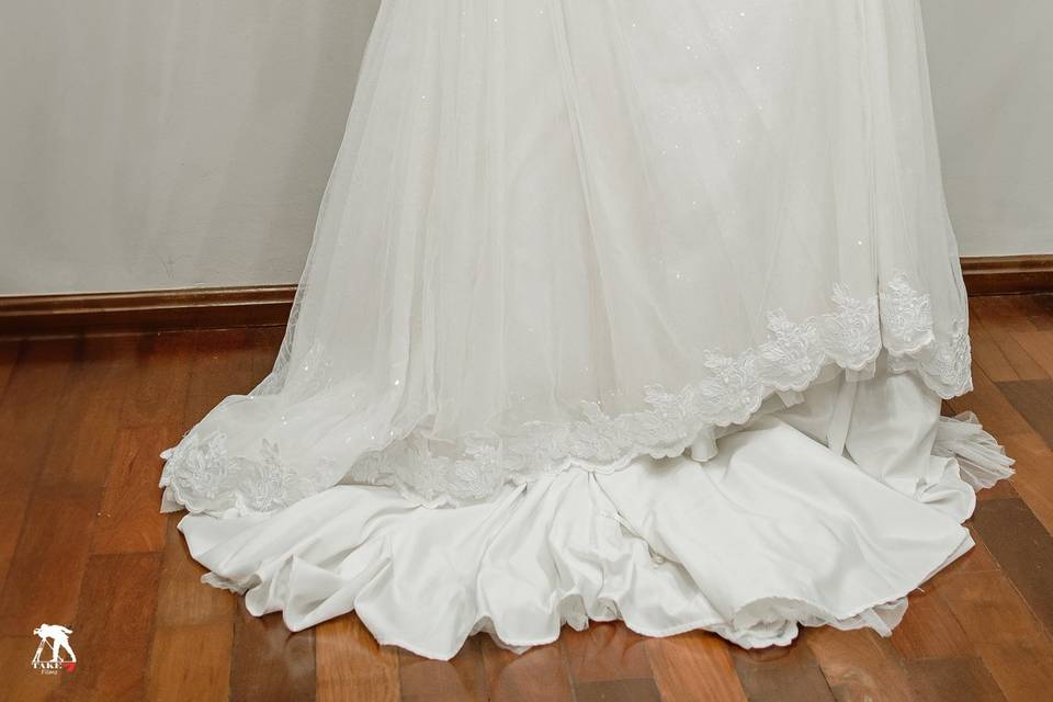 Noiva segurando o vestido