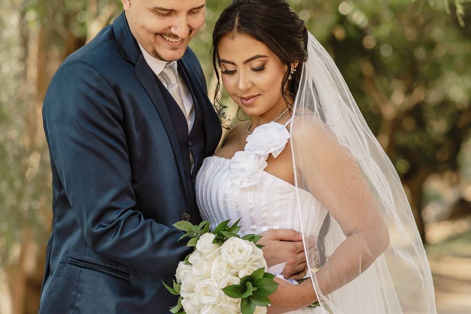 Casal de noivos cheio de amor
