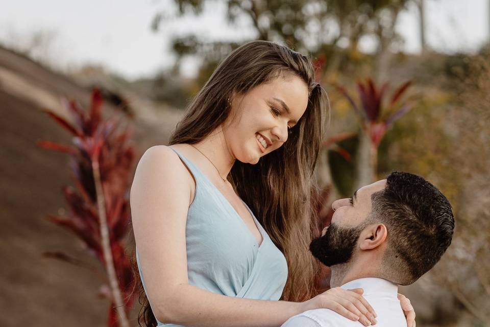 Casal de noivos apaixonados