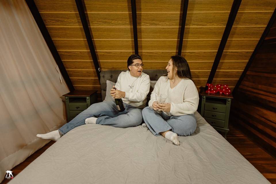Casal apaixonado no chalé