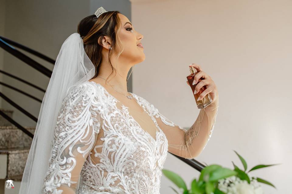 Noiva passando perfume