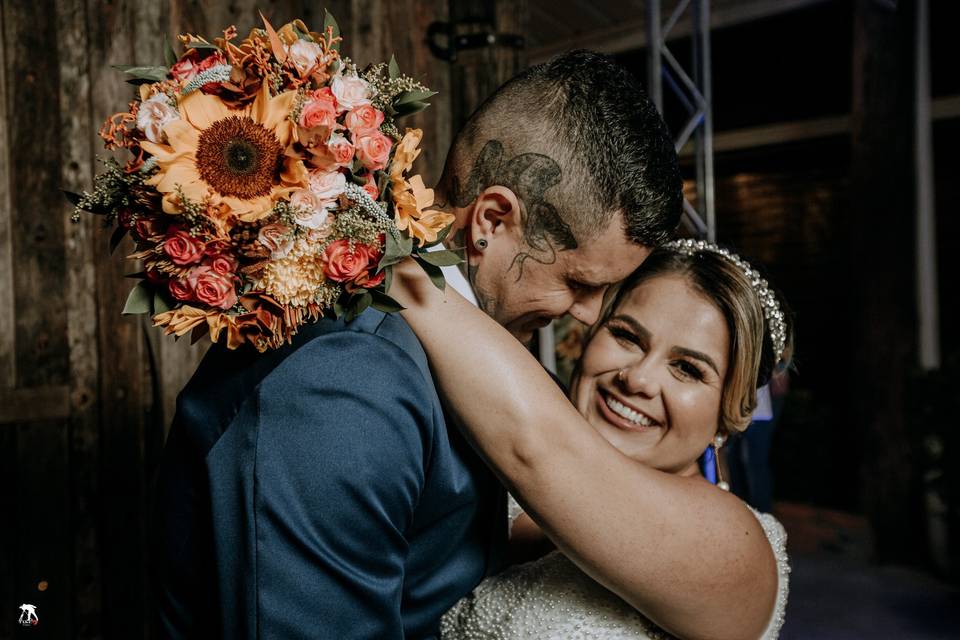 Casal feliz após cerimonia