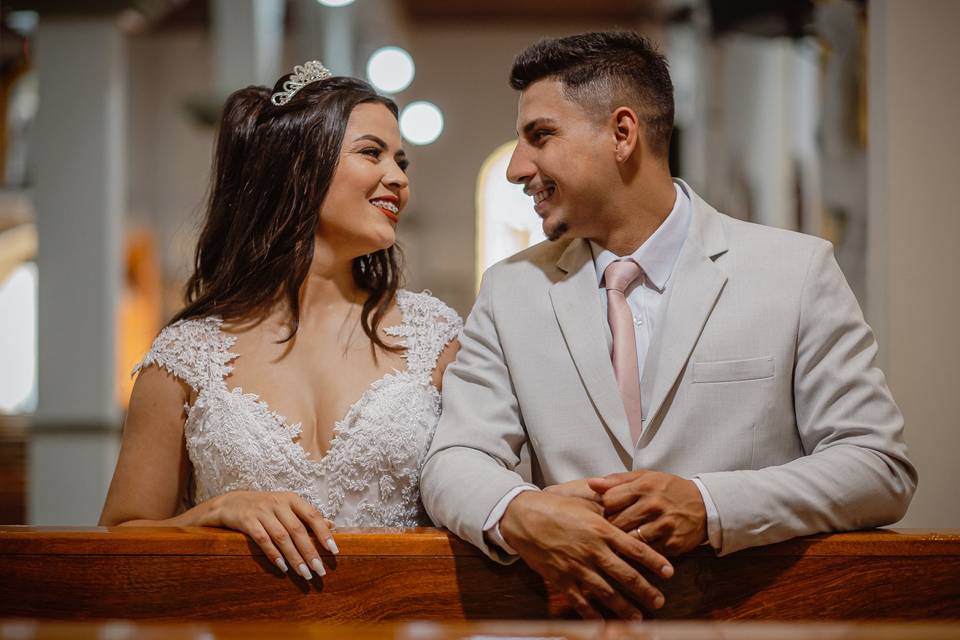 Casal feliz pós casamento