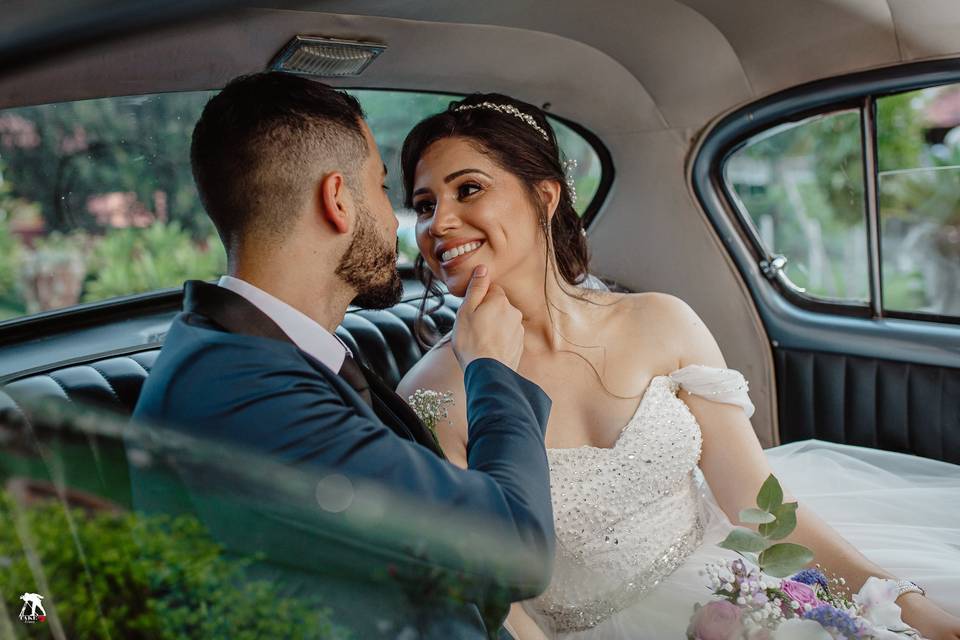 Casal de noivos recém casado