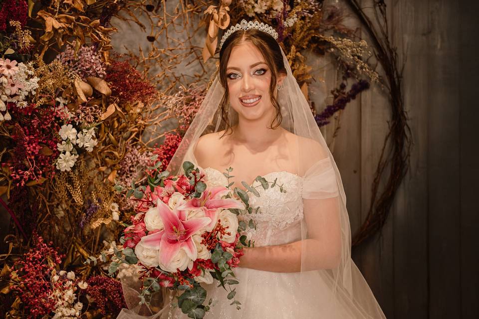Noiva de vestido e buquê