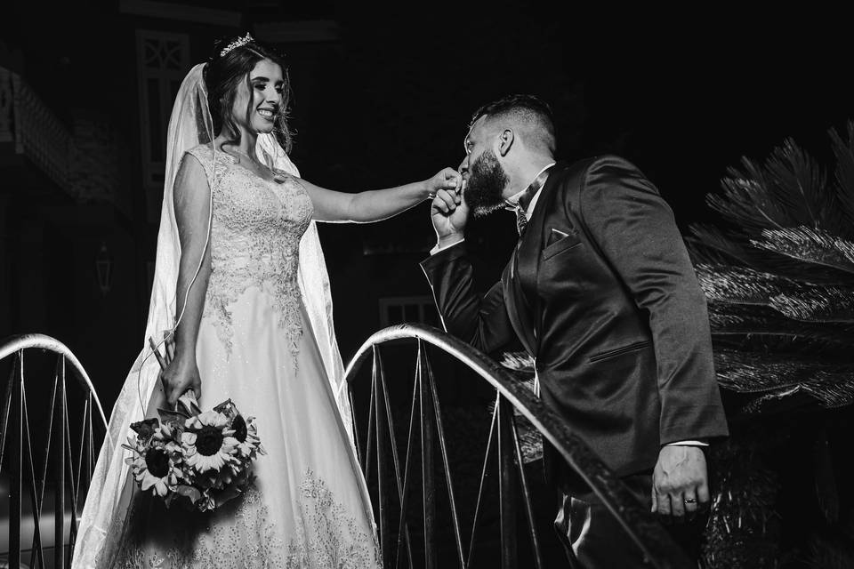Casal de noivos recém casado