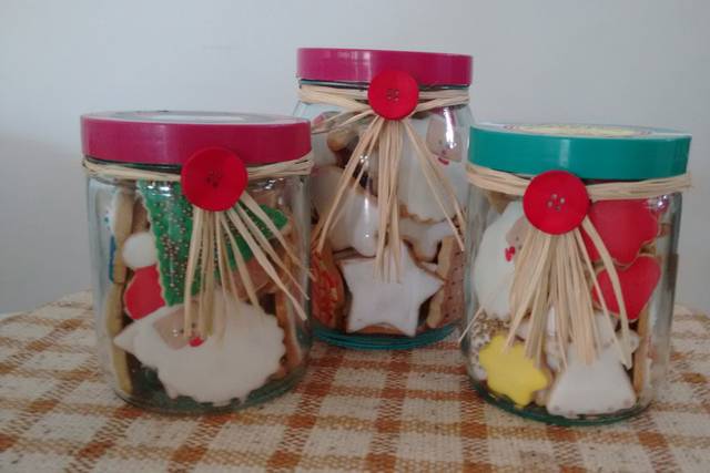 Potes com biscoitos decorados