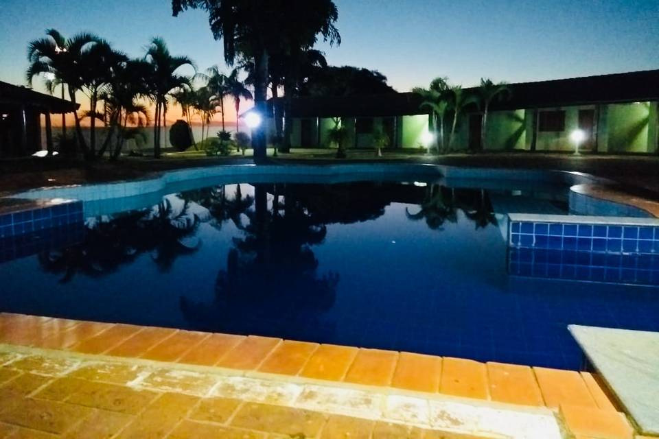 Por do sol na piscina