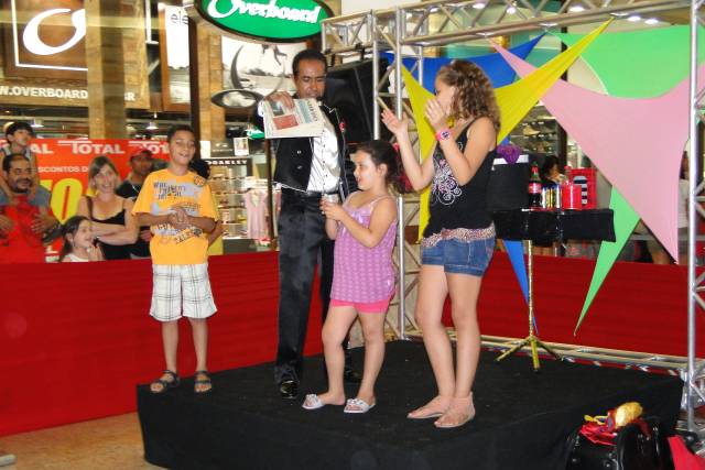 As crianças se divertem