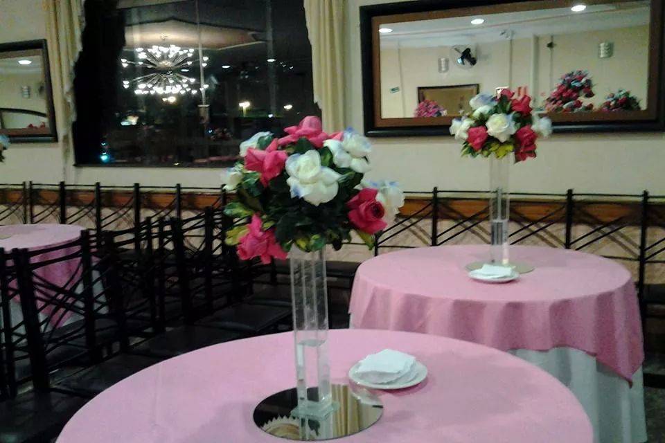 Arranjos florais para mesa de convidados