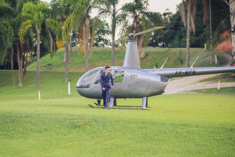 Noivo chegando de helicóptero