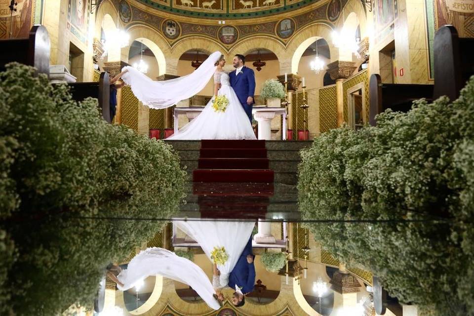 Casal em frente à passarela espelhada