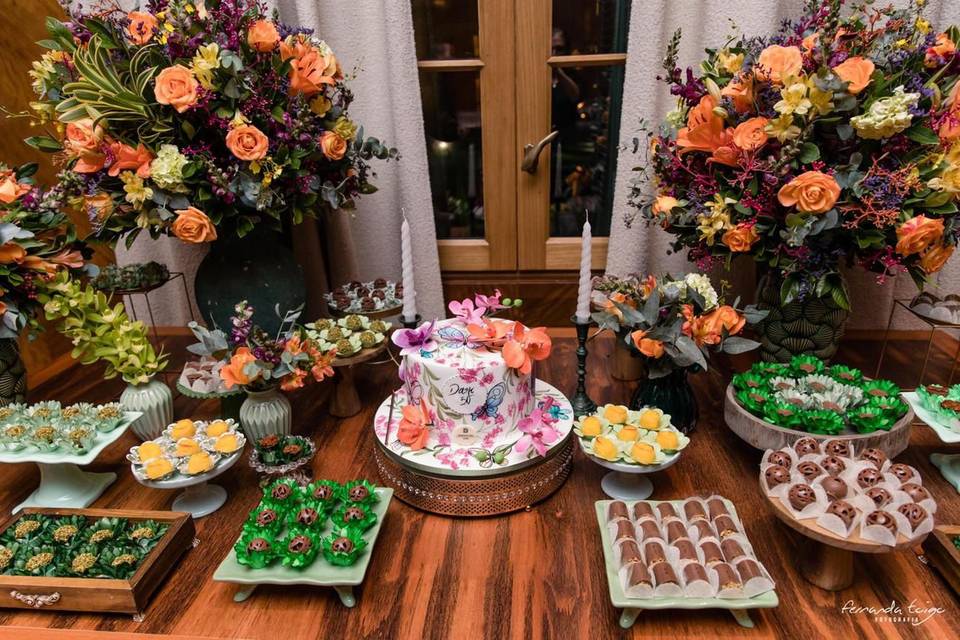 Mesa de doces e bolço