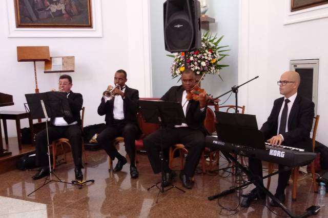 Formação com 4 músicos