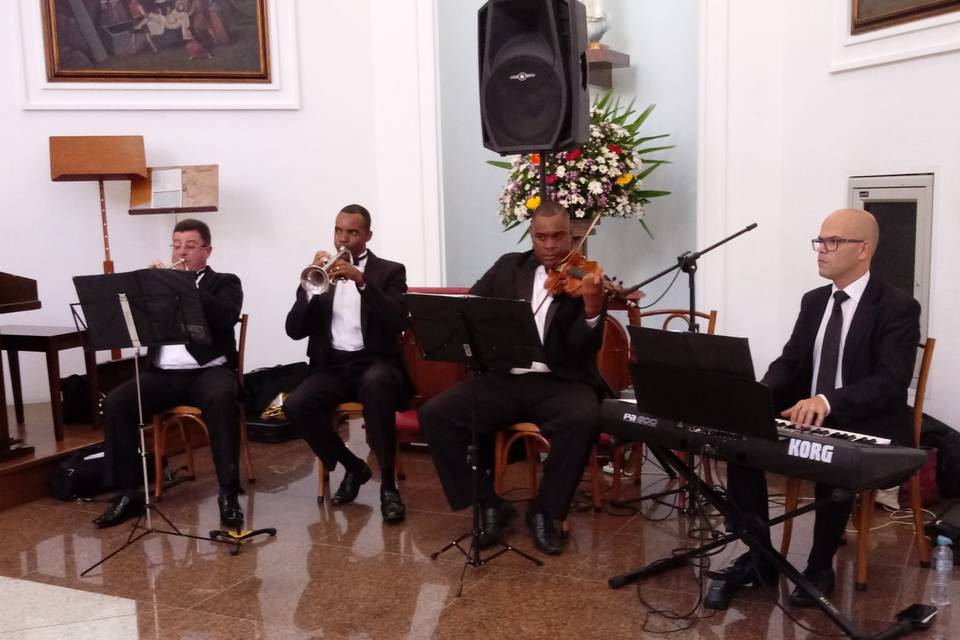 Formação com 4 músicos