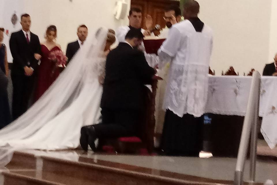 Padre abençoando os noivos.