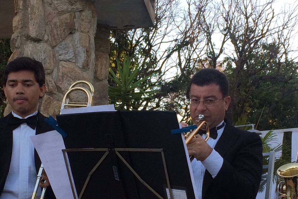 Músico tocando na cerimonia.