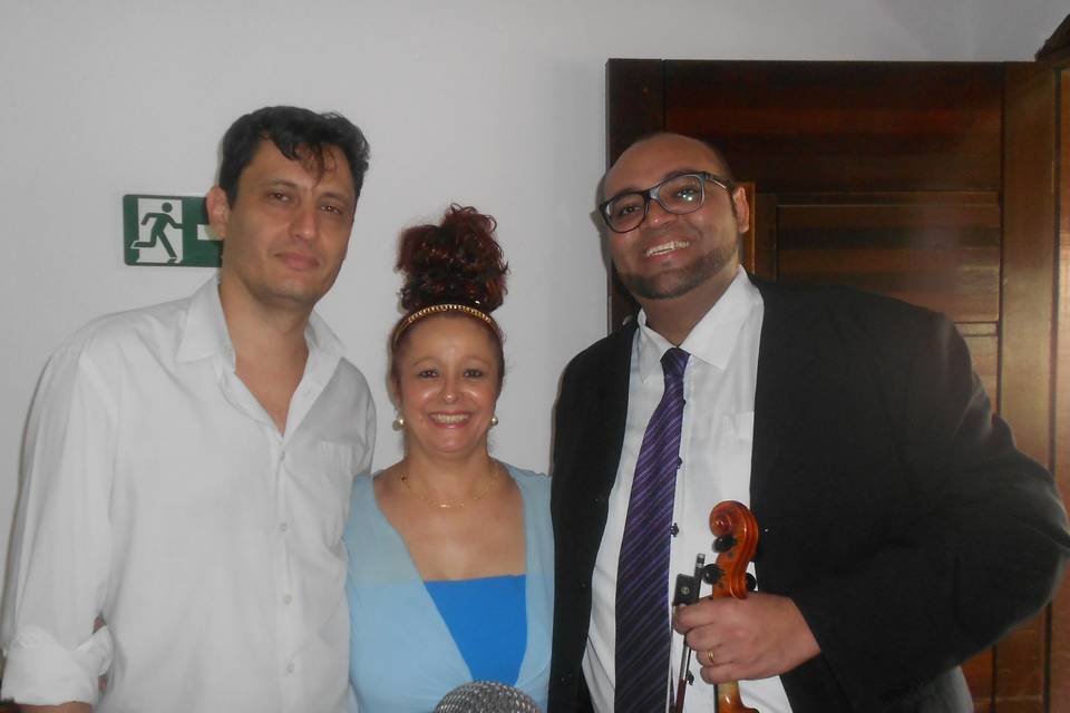 Trio: teclado, voz, violino