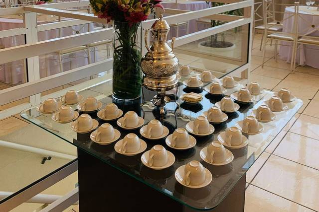 Mesa de café na recepção.