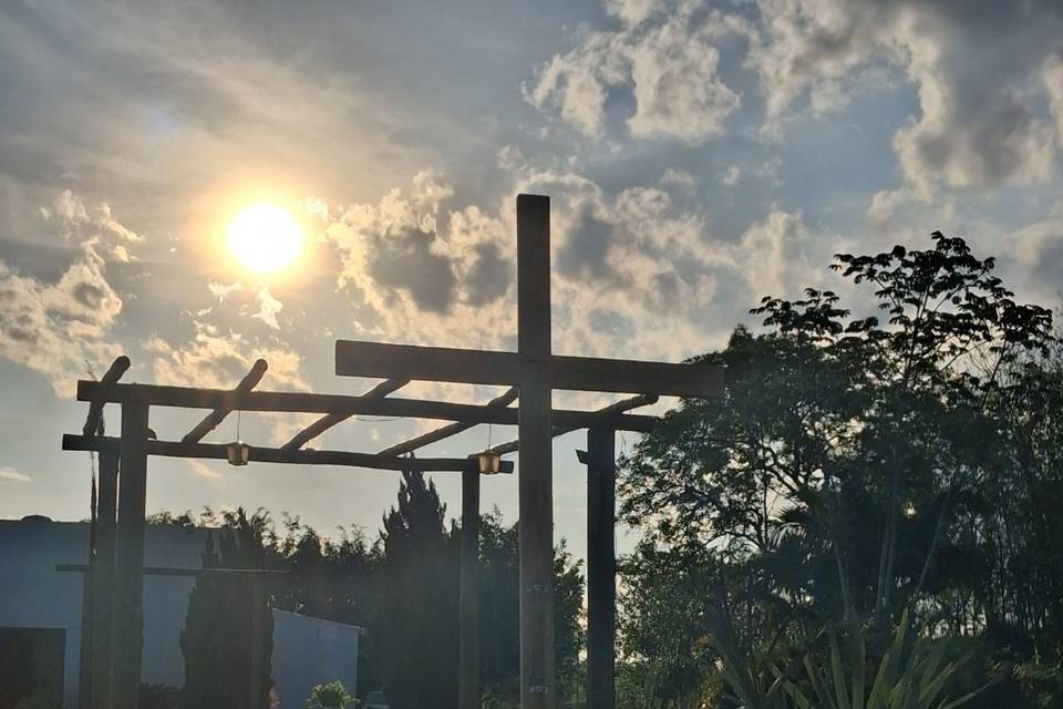 Pergolado vou uma cruz e por s