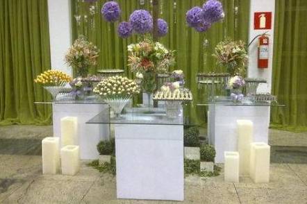 Mesa de doces com flores