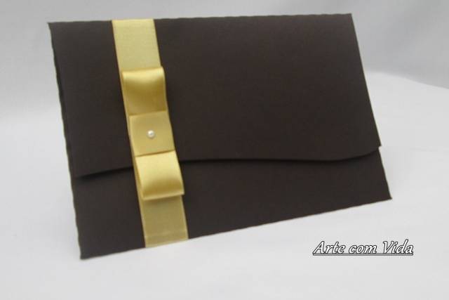 Convite marrom e dourado