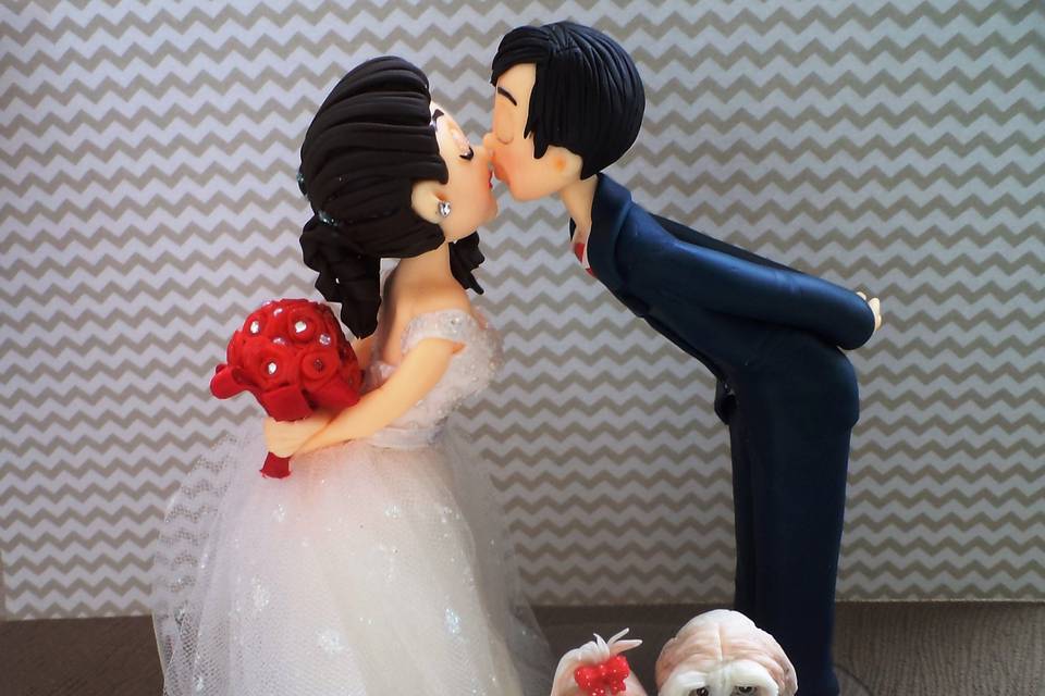 Casal de noivinhos se beijando