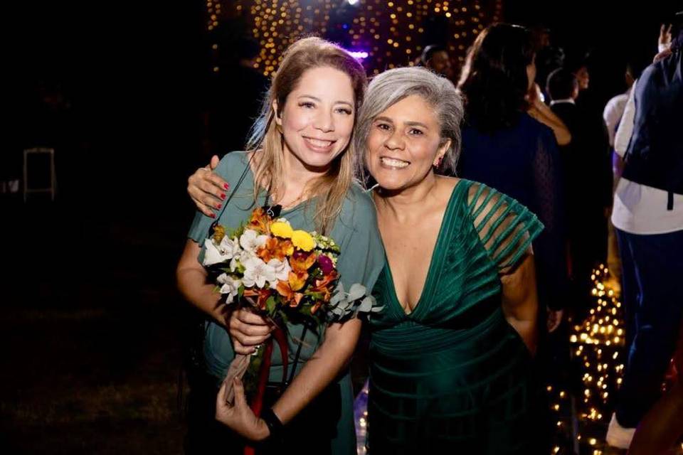 Com a  mãe da noiva