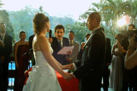 Noivos e mestre de cerimônia