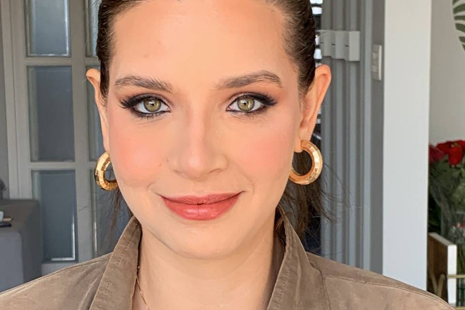 Olhos intensos e pele natural