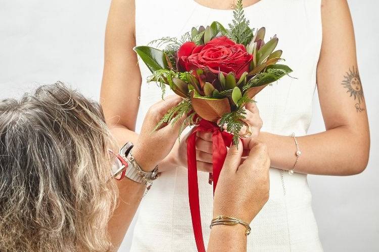 Mini buquê com rosas vermelhas