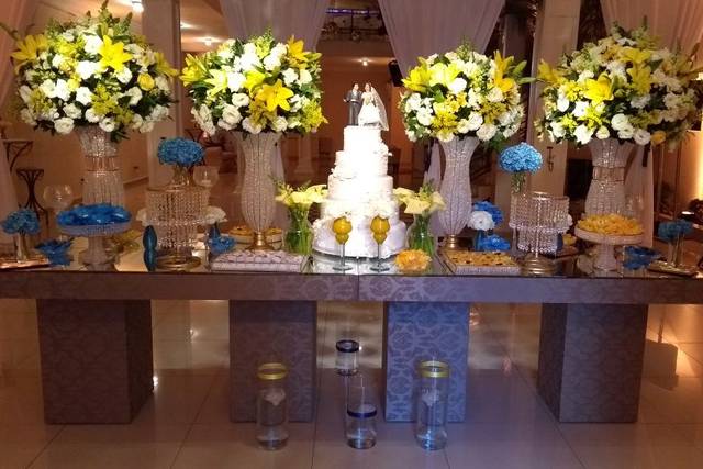 Mesa de bolo e doces