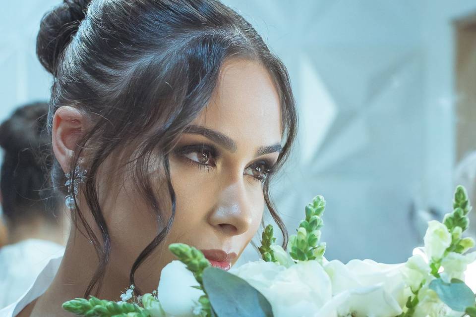 Foto de noiva cheirando a flor