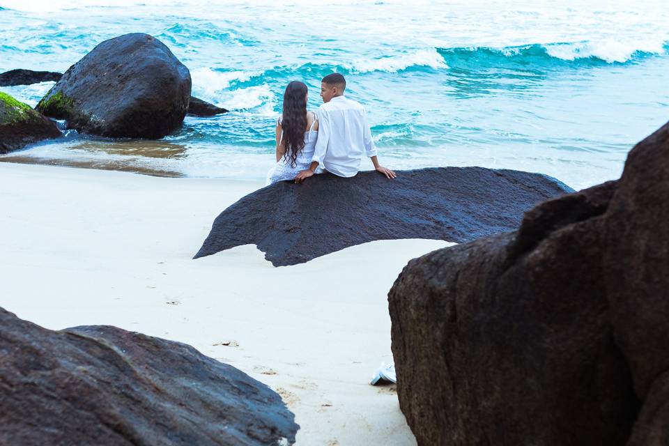 Casal na pedra_praia