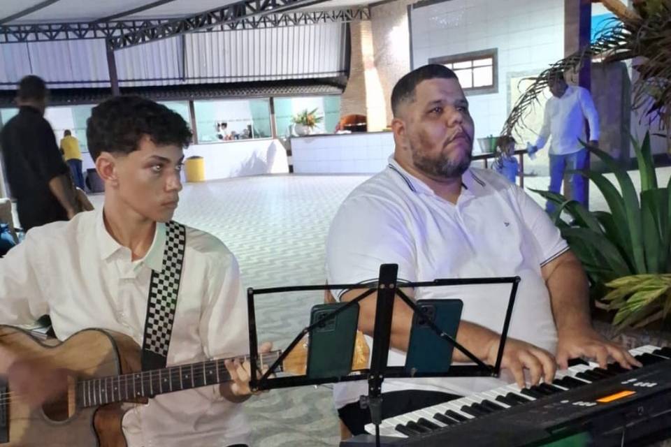 Voz, Violão e teclado.