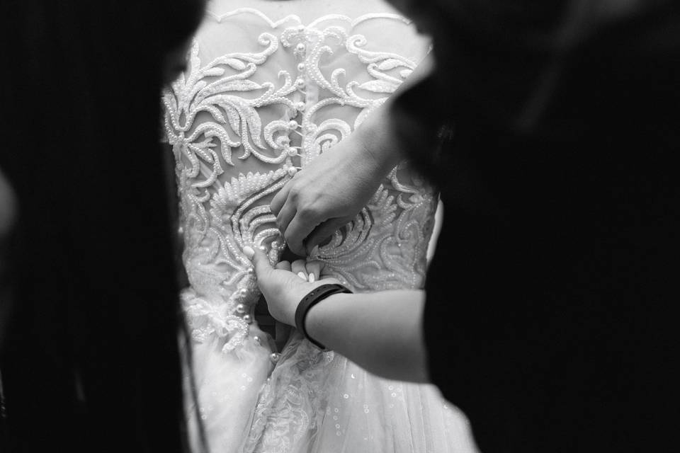 Fechando o vestido...